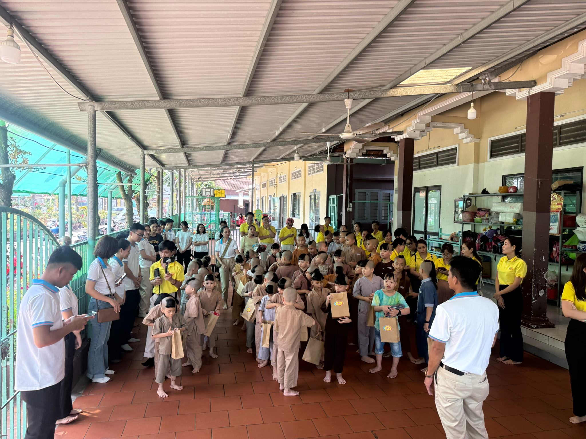 Hoạt động thiện nguyện R STAR cùng VALONA tại Chùa Pháp Tánh