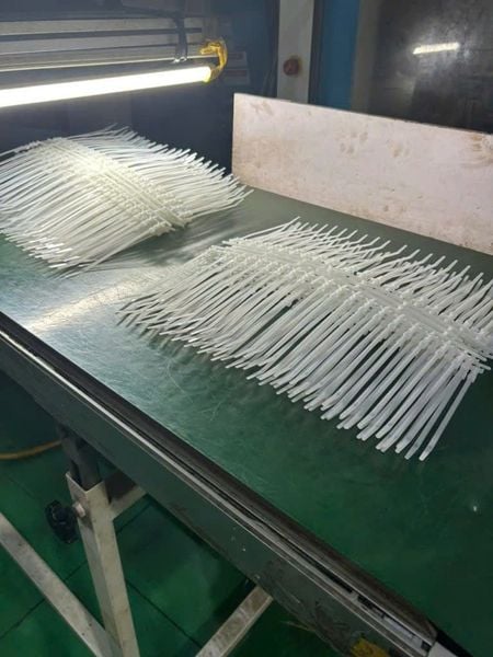 Sản xuất dây rút nhựa