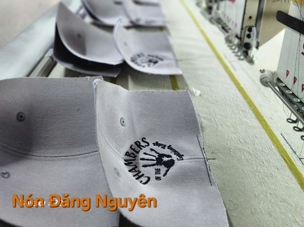Nên chọn In Logo hay Thêu Logo khi may nón? So sánh Chi phí, Độ bền & Thẩm mỹ