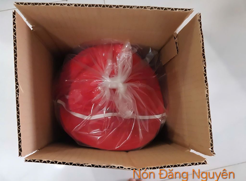 Đóng gói và giao hàng nón