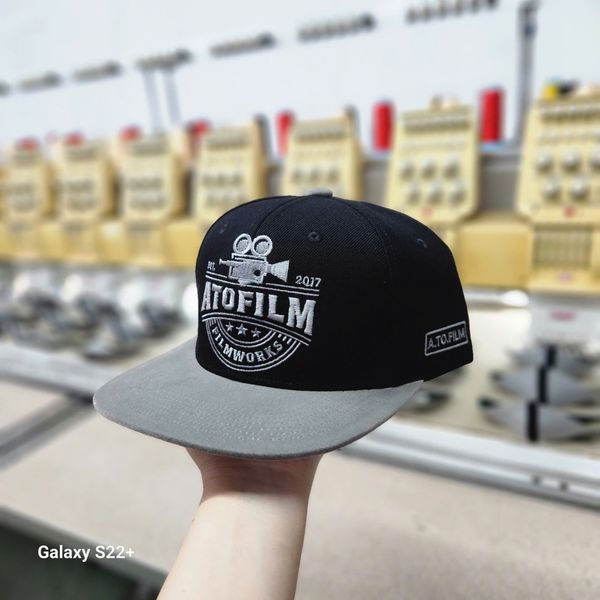 may nón snapback theo yêu cầu