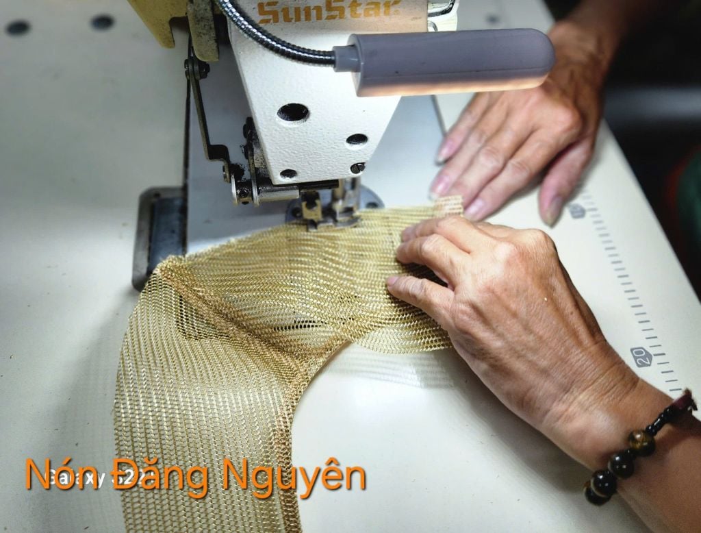 May hoàn thành cái nón