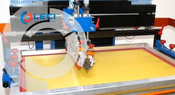 Máy in lụa bán tự động: Giải pháp nâng cao năng suất in