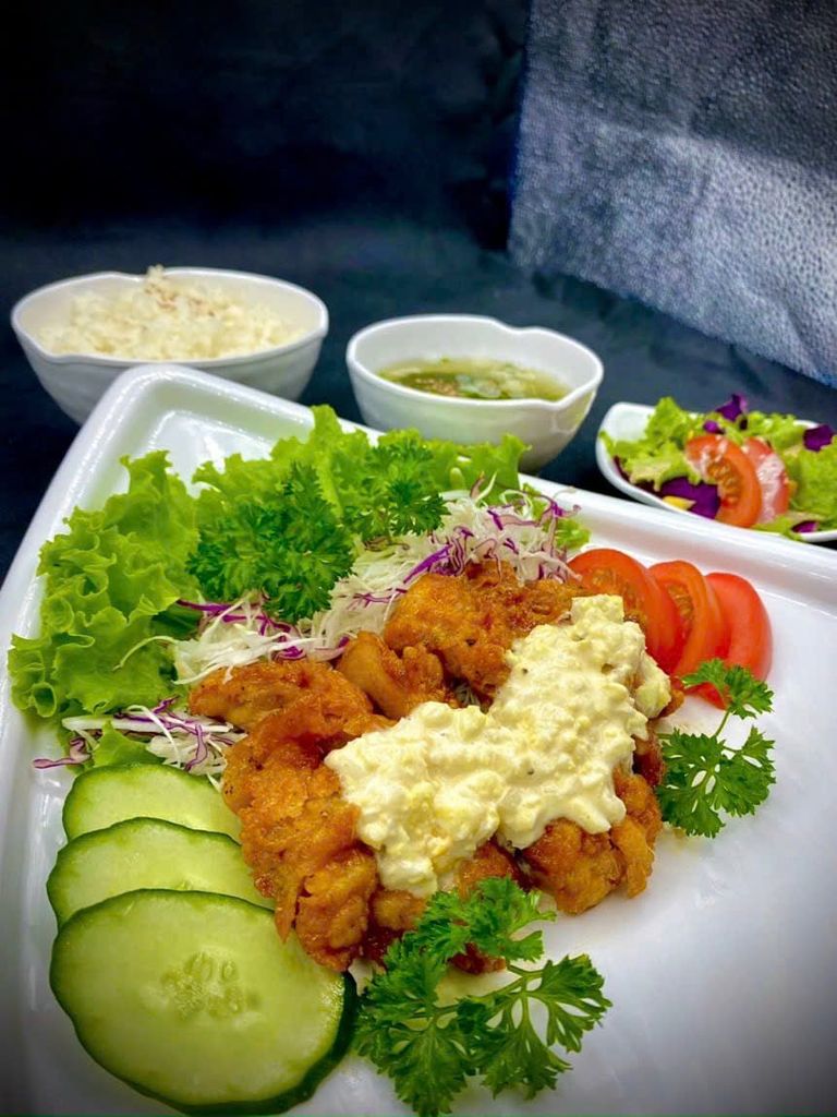 Cận Cảnh Dĩa Tam Giác Và Tô Chén Horeca