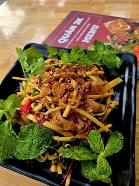 Dĩa Vuông Vân Sọc Đen Nhám Fataco Cho Món Gỏi Sách Bò tại quán 2K Bề Văn Cấm