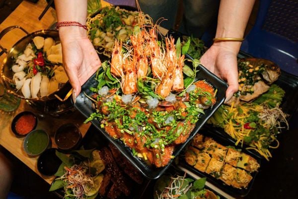 Dĩa Vuông Vân Sọc Đen Nhám Fataco Khi Với Món Tôm Sống Sốt Thái