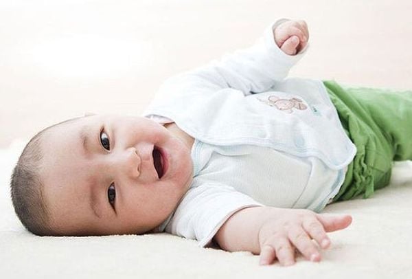 Bé 3 tháng tuổi phát triển như thế nào? Cân nặng, giấc ngủ và dấu hiệu cần lưu ý