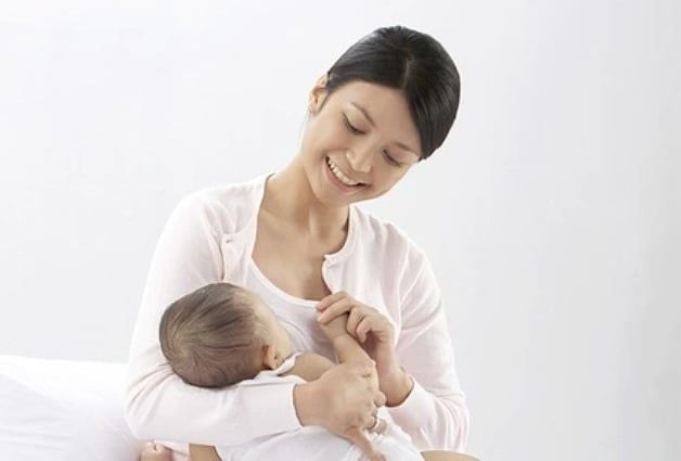 Bảo quản sữa và đồ ăn của bé khi thời tiết ẩm: Mẹ cần lưu ý điều gì để luôn an tâm?