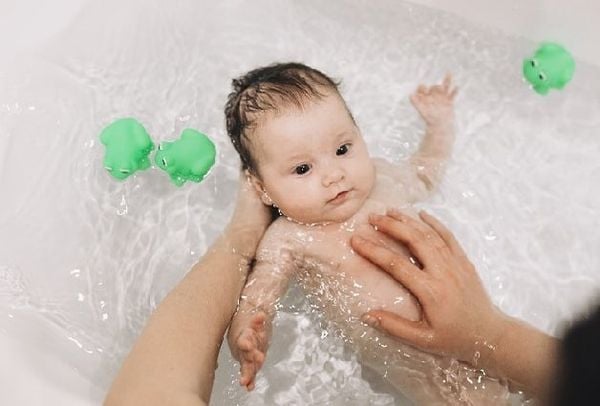 Hướng dẫn tắm cho bé mùa đông thế nào là đúng cách?