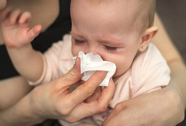 Chăm sóc trẻ bị sổ mũi khi giao mùa đúng cách như thế nào?