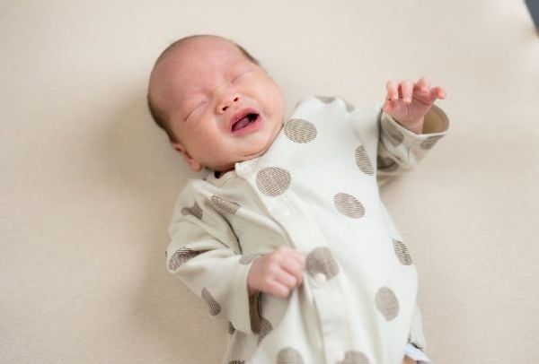 Nguyên nhân bé vặn mình khi ngủ mà các mẹ ít biết