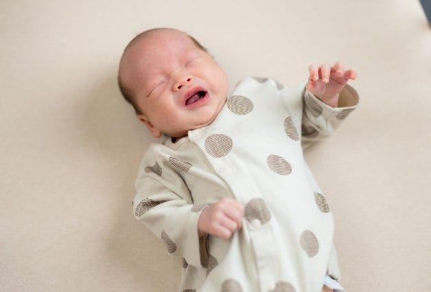 Nguyên nhân bé vặn mình khi ngủ mà các mẹ ít biết