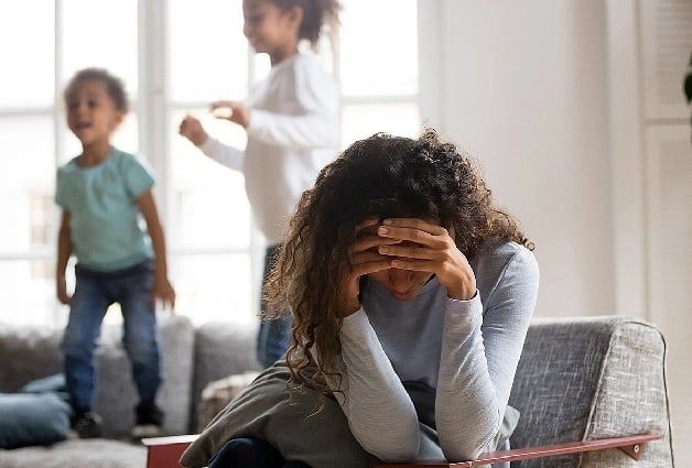 Ở nhà chăm con cả ngày: Vì sao mẹ vẫn cảm thấy mệt?