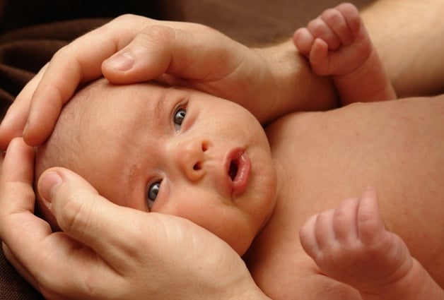 Tại sao trẻ sơ sinh hay bị nấc? Nguyên nhân và cách xử lý mẹ cần biết