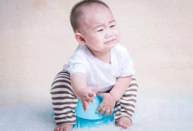 Đâu là nguyên nhân khiến bé ăn dặm bị táo bón và cách điều chỉnh bữa ăn phù hợp