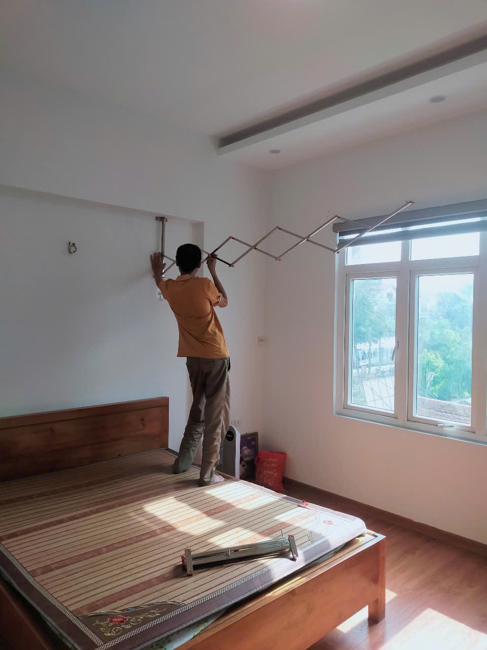 Trần thấp thì nên làm màn khung xếp kiểu gì cho đẹp?