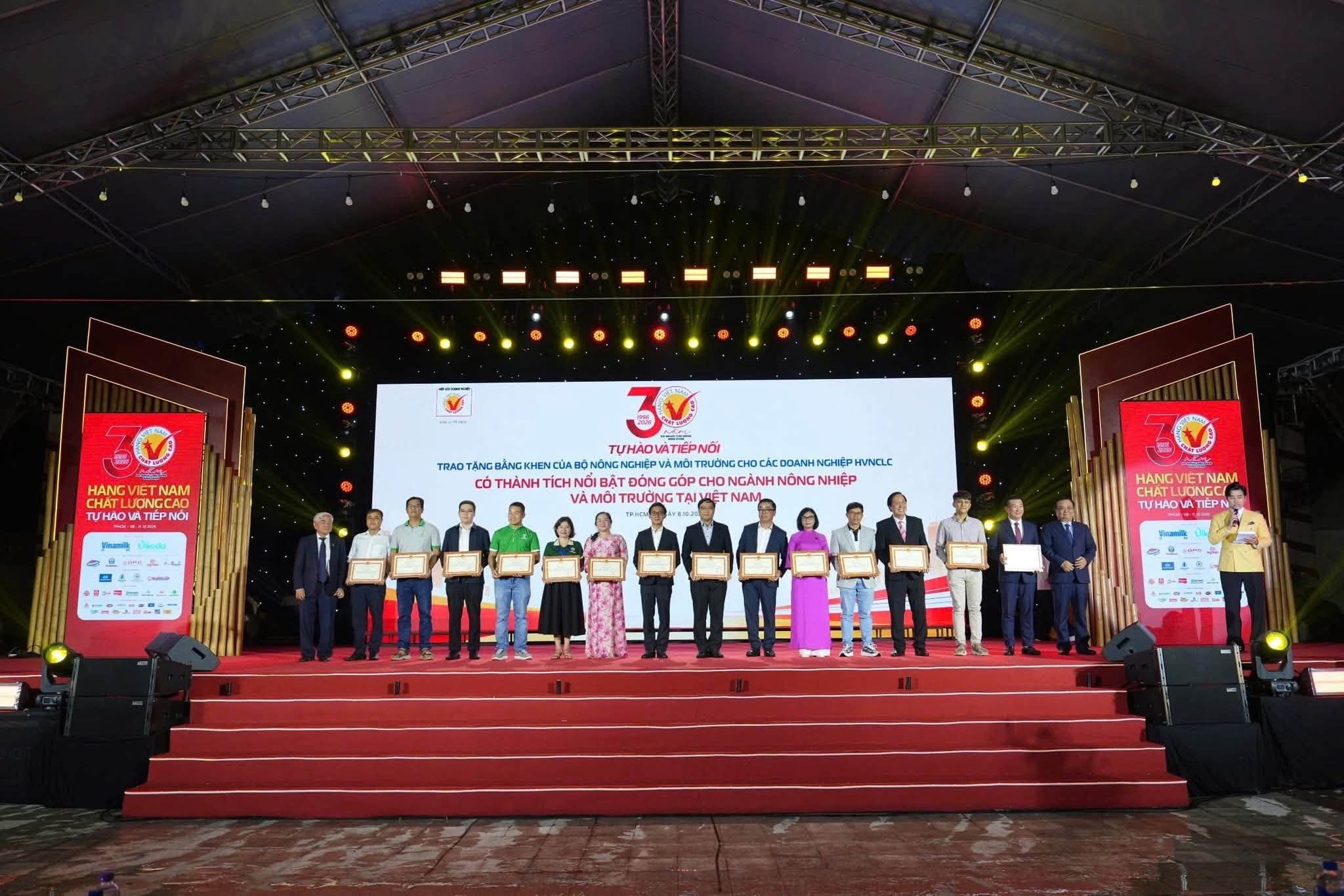 VFARM FCD (Nhà Sản Xuất Coboté) Vinh Dự Nhận Bằng Khen Từ Bộ Nông Nghiệp Và Môi Trường: Hành Trình Nâng Tầm Vẻ Đẹp Dừa Việt Nam