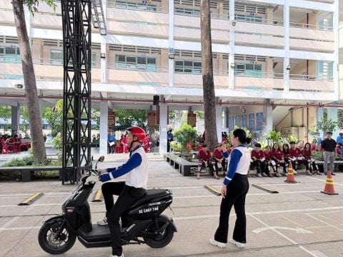 🚦 TUYÊN TRUYỀN “HƯỚNG DẪN KỸ NĂNG LÁI XE GẮN MÁY AN TOÀN CHO HỌC SINH THPT” 🚦