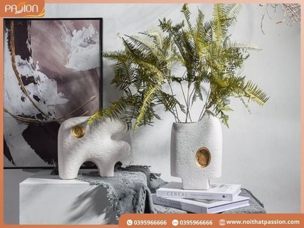 Xu hướng bình gốm decor tối giản họa tiết trừu tượng phối vàng hiện nay