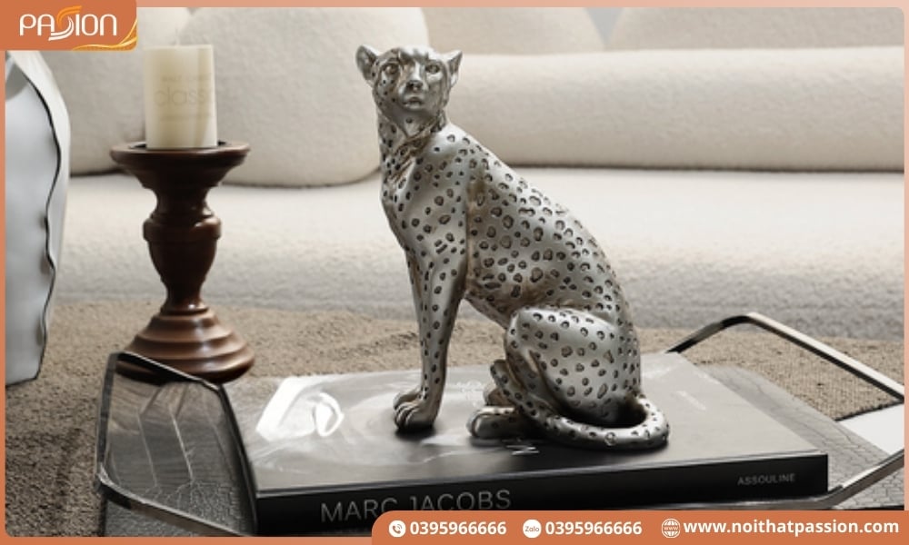 Đặc điểm nổi bật của tượng báo Jaguar màu bạc trang trí