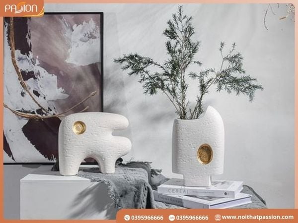 Ứng dụng thực tế của bình gốm decor tối giản họa tiết trừu tượng phối vàng