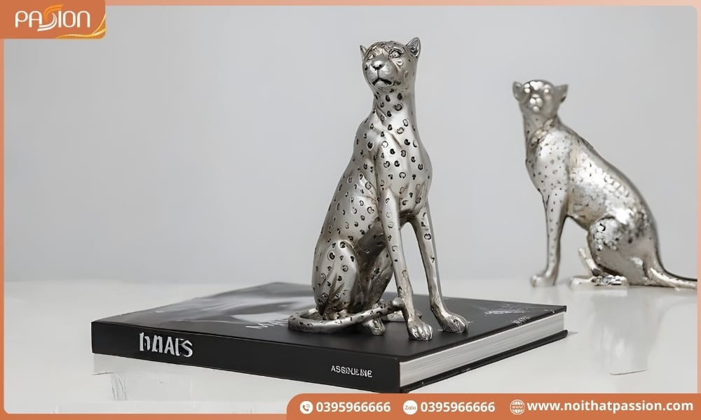 Lưu ý khi vệ sinh tượng báo Jaguar màu bạc trang trí