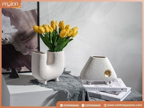Thiết kế nổi bật của bình gốm decor tối giản họa tiết trừu tượng phối vàng