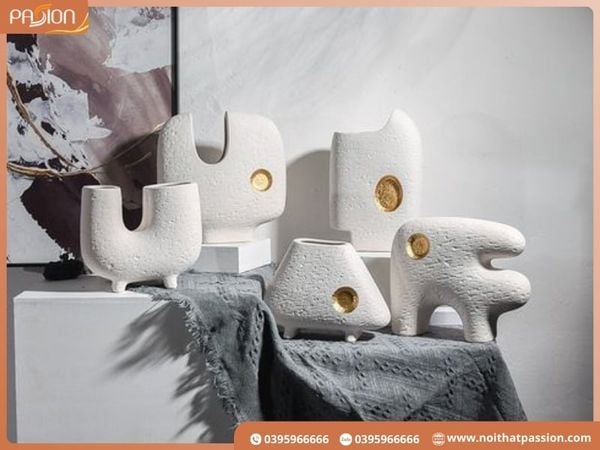 Xu hướng bình gốm decor tối giản họa tiết trừu tượng phối vàng hiện nay