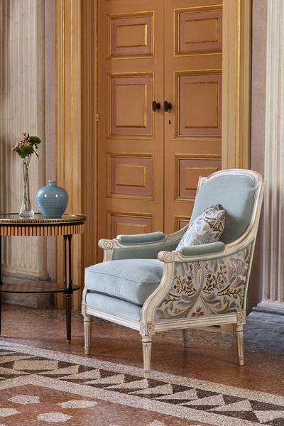 Ghế Armchair Louis XVI sơn trắng cổ điển