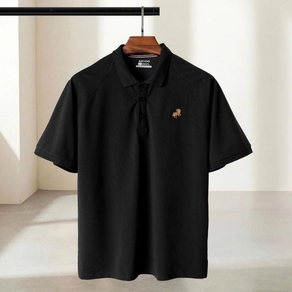 Chi tiết áo polo đen trơn big size nam AKYOO, thời trang cho người ngoại cỡ từ 80-140kg