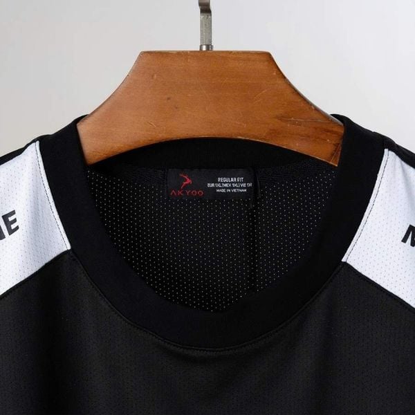Chi tiết áo thun đen in số big size nam AKYOO
