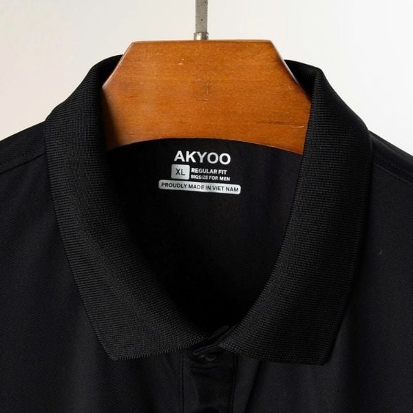 Chi tiết áo polo đen thể thao big size nam AKYOO, thời trang big size cho người ngoại cỡ từ 80-140kg