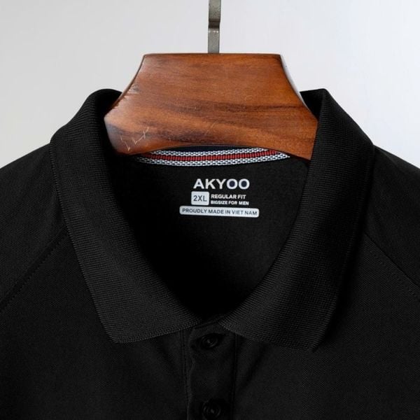 Chi tiết áo polo đen trơn big size nam AKYOO, thời trang cho người ngoại cỡ từ 80-140kg