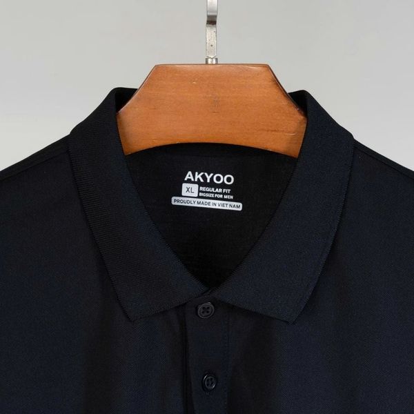 Chi tiết áo polo đen họa tiết big size nam AKYOO, thời trang cho người ngoại cỡ từ 80-140kg