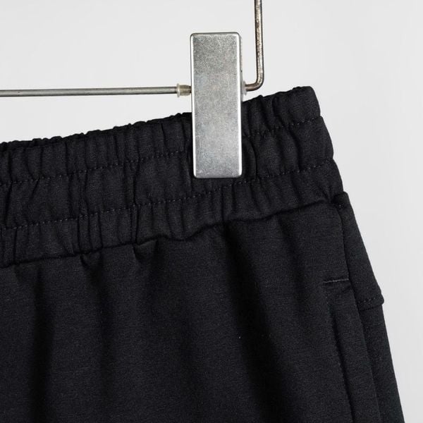 Chi tiết quần short thun đen in chữ big size nam AKYOO, thời trang cho người ngoại cỡ từ 80-140kg