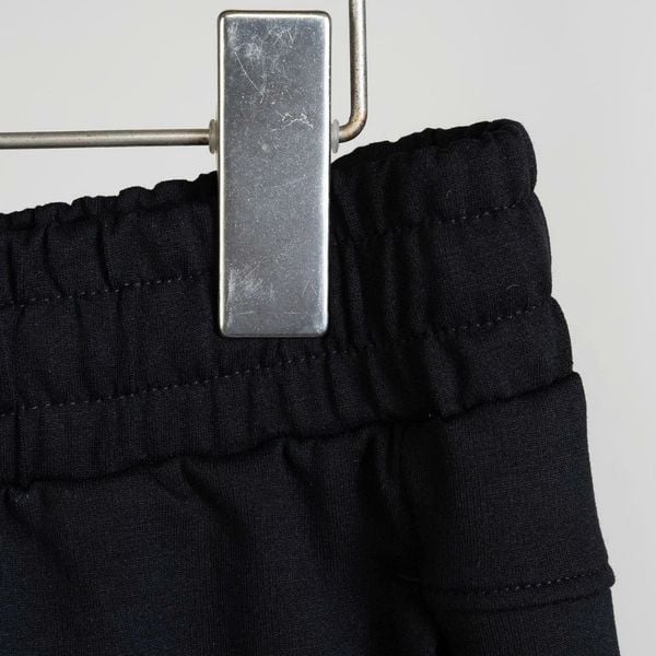 Chi tiết quần short thun đen thêu big size nam AKYOO, thời trang cho người ngoại cỡ từ 80-140kg