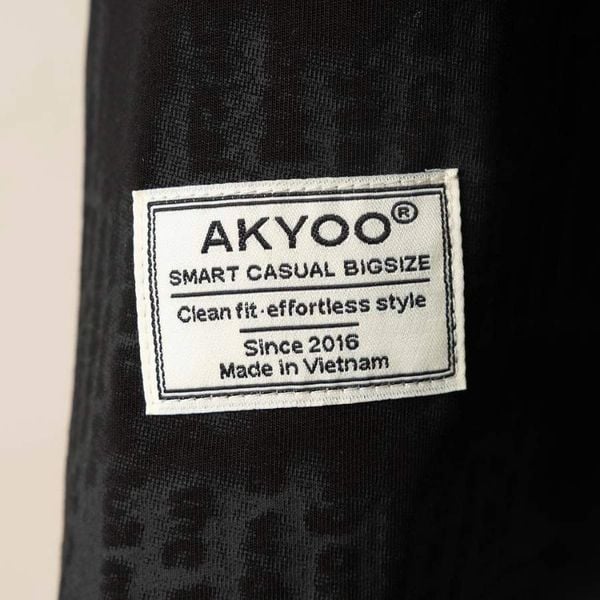 Chi tiết áo thun đen in họa tiết big size nam AKYOO