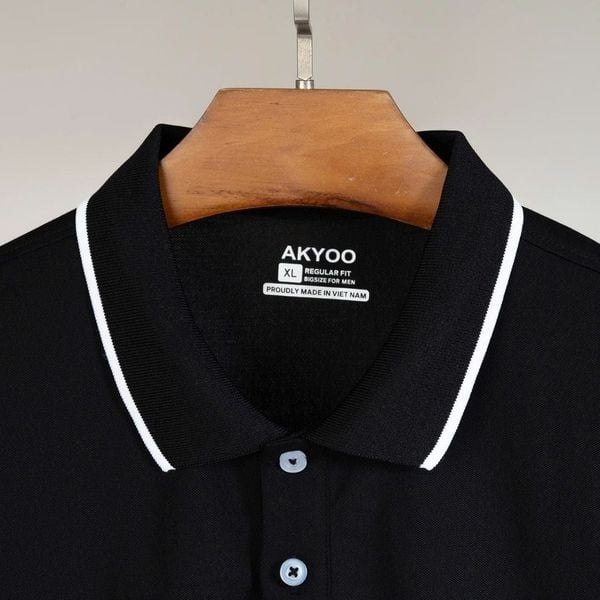 Chi tiết áo polo đen đỏ big size nam AKYOO, thời trang cho người ngoại cỡ từ 80-140kg