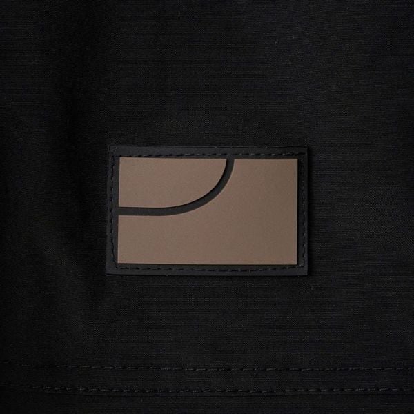 Chi tiết patch trang trí trên áo khoác đen nâu Big Size nam