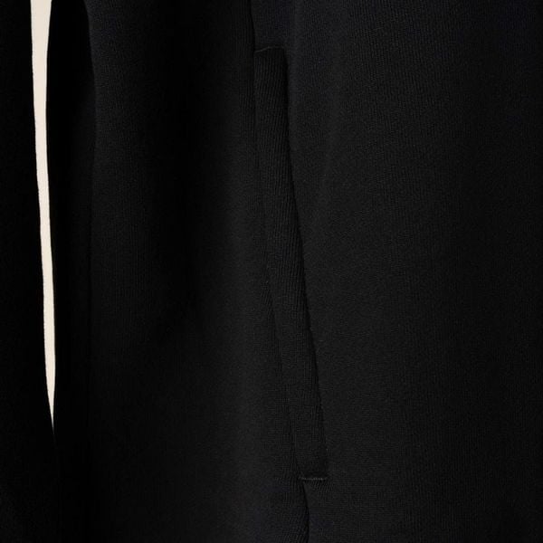 Chi tiết túi bên thân áo hoodie đen big size nam