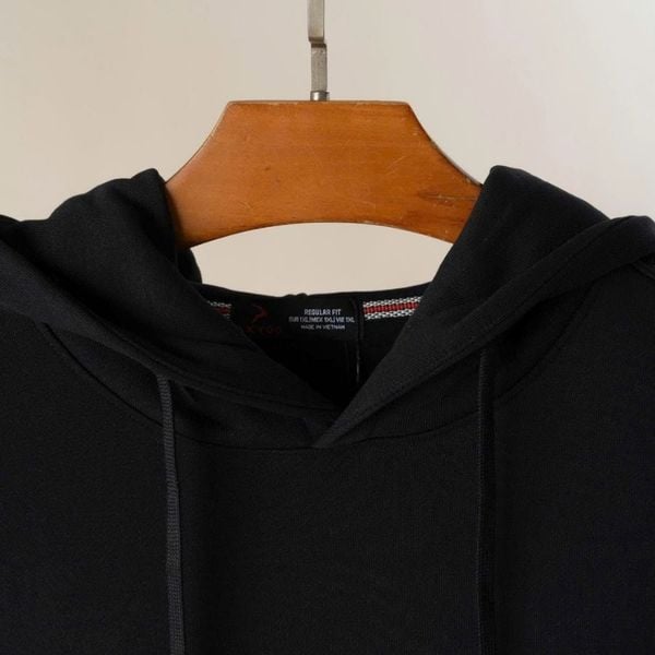 Chi tiết mũ và dây rút áo hoodie đen big size nam