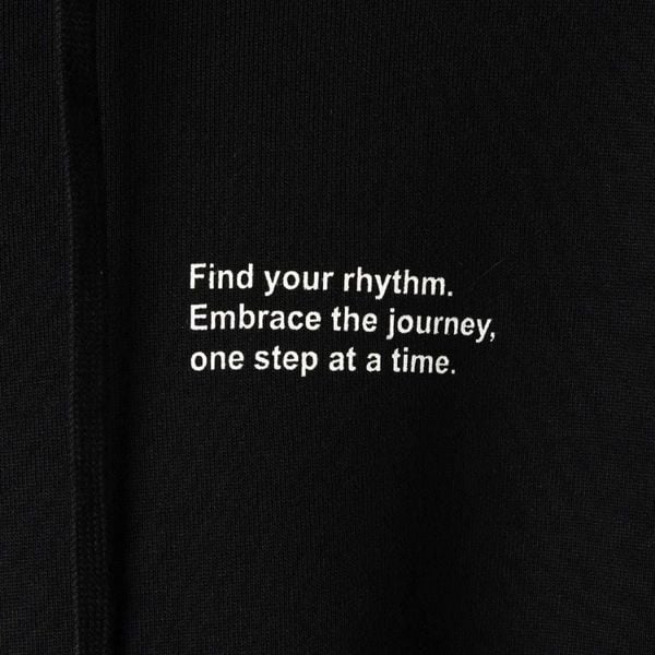 Chi tiết chữ in trước ngực áo hoodie đen big size nam