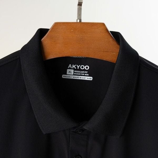 Chi tiết cổ bẻ và nhãn Regular Fit áo polo đen big size nam