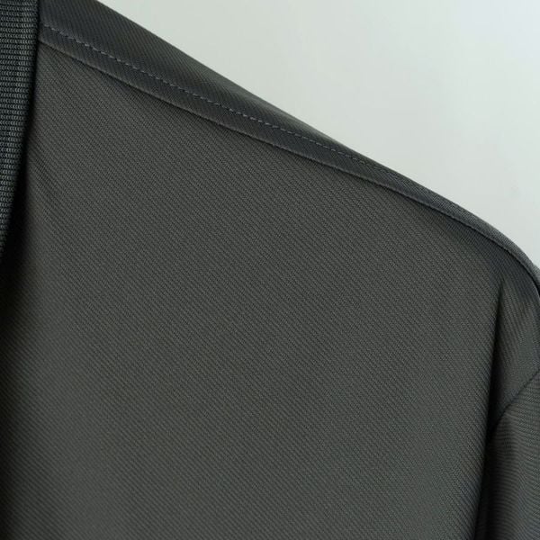 Chi tiết đường may vai áo polo ghi big size nam