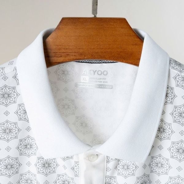 Chi tiết cổ bẻ và nhãn Regular Fit áo polo họa tiết big size nam