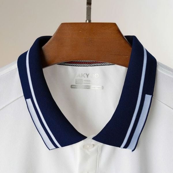 Chi tiết cổ bẻ phối xanh than áo polo trắng big size nam
