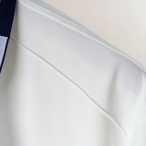 Chi tiết đường may vai áo polo trắng big size nam AKYOO