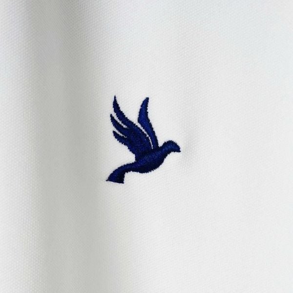 Logo chim thêu xanh than trên áo polo trắng big size nam