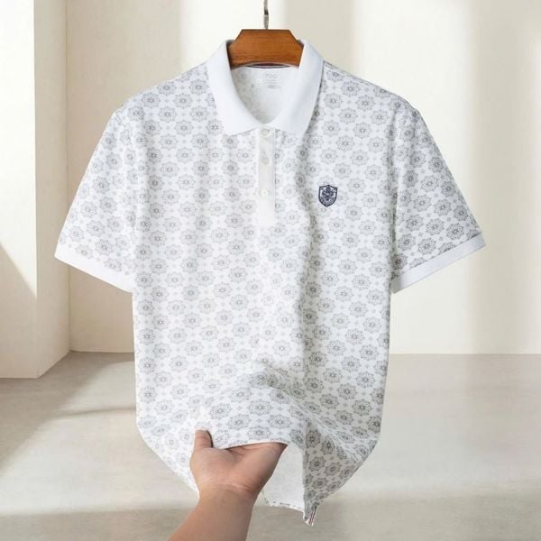 Mặt trước áo polo trắng họa tiết big size nam PL HT THAN treo móc