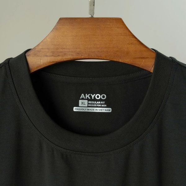 Chi tiết cổ tròn và nhãn áo thun ghi in big size nam AKYOO size XL